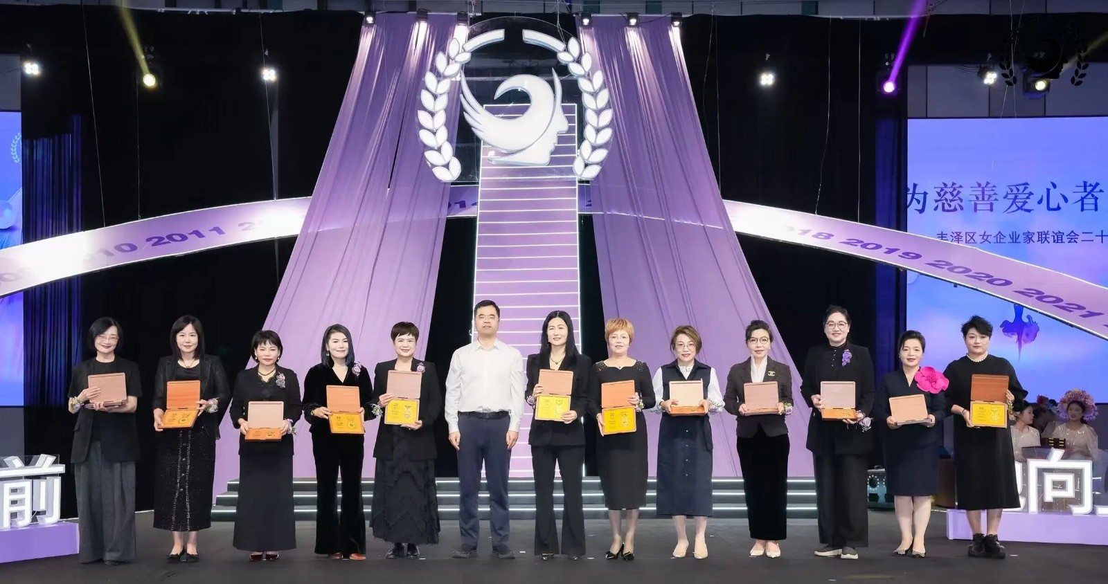 二十載巾幗綻芳華！豐澤區(qū)女企業(yè)家聯(lián)誼會(huì)20周年活動(dòng)暨公益捐贈(zèng)儀式舉行